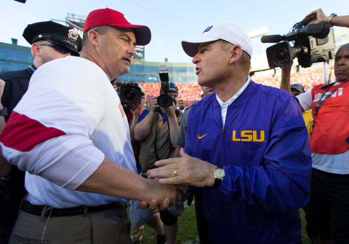 Paul Chryst shaking hands with LSU head coach Les Miles in Lambeau Field.